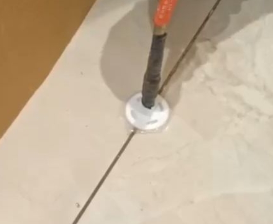 巨鹿瓷砖空鼓维修公司专业解答瓷砖在铺贴过程中，如果没有涂抹均匀到位的粘结材料（如水泥砂浆或瓷砖胶），可能会导致以下问题