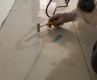 巨鹿瓷砖开裂维修公司专业分享瓷砖在铺贴前如果没有沥干水分，将会导致以下问题